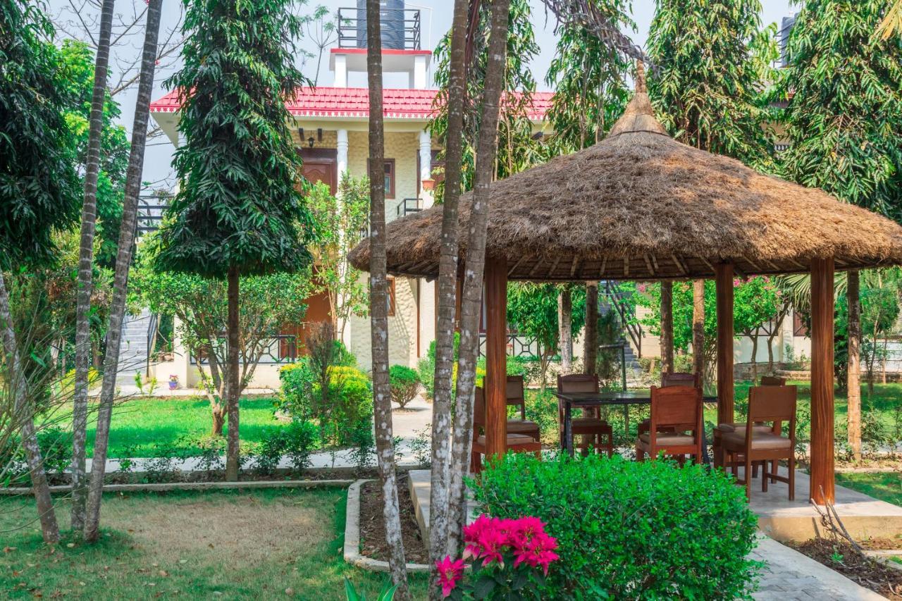 Royal Tiger Luxury Resort 4 Star Sauraha Exterior foto