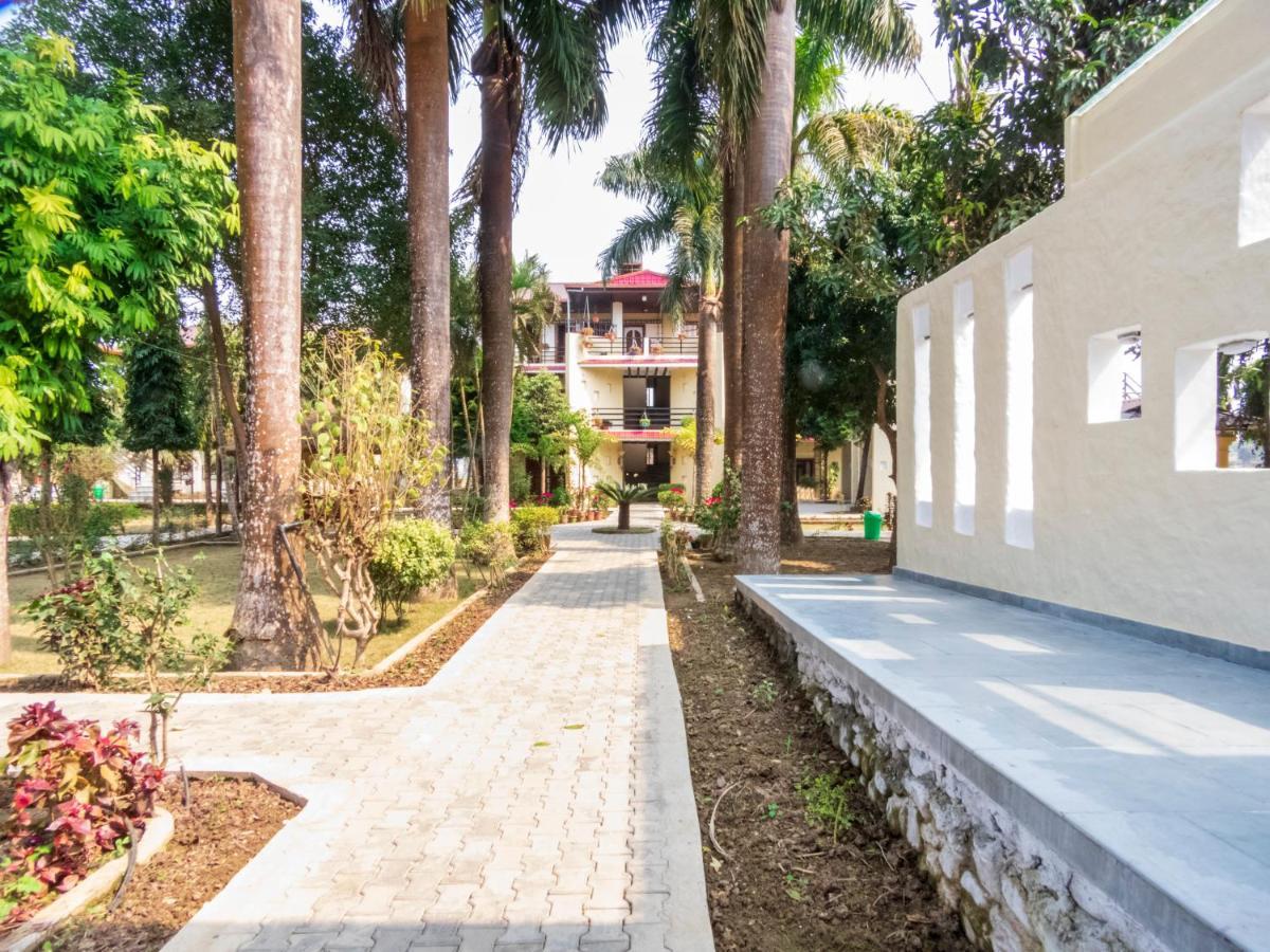 Royal Tiger Luxury Resort 4 Star Sauraha Exterior foto