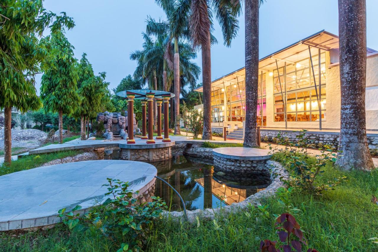 Royal Tiger Luxury Resort 4 Star Sauraha Exterior foto