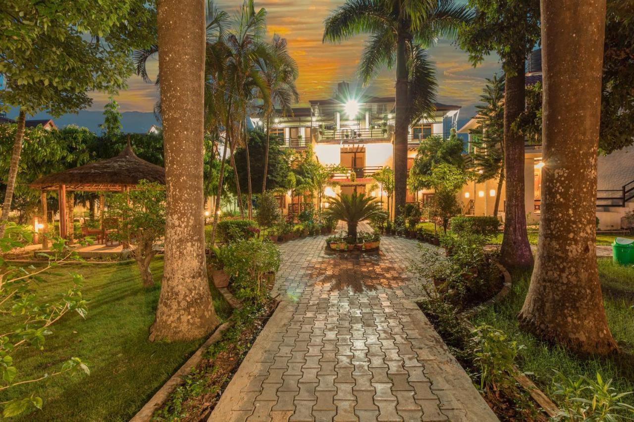Royal Tiger Luxury Resort 4 Star Sauraha Exterior foto