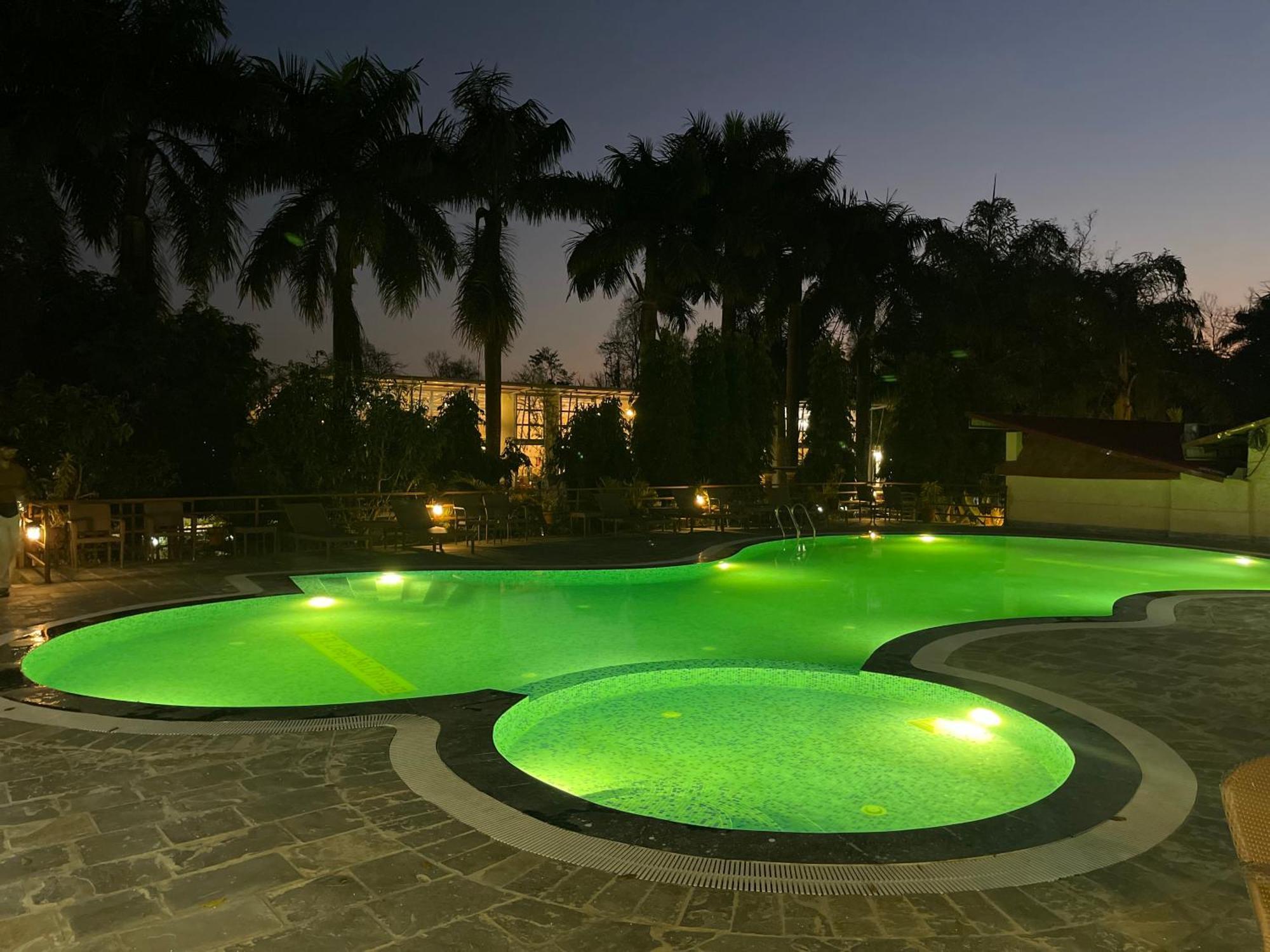 Royal Tiger Luxury Resort 4 Star Sauraha Exterior foto