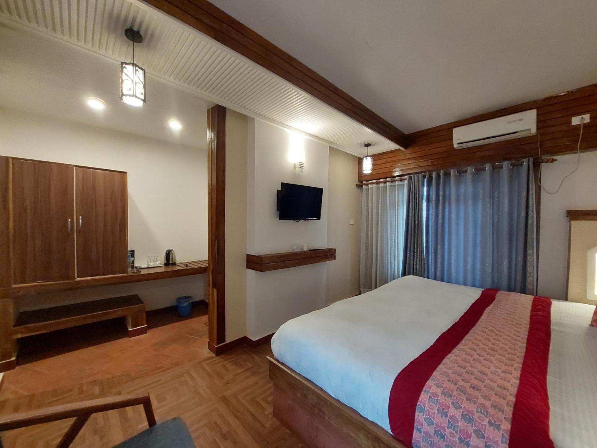 Royal Tiger Luxury Resort 4 Star Sauraha Exterior foto