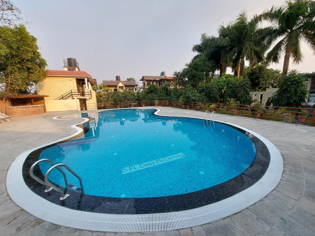 Royal Tiger Luxury Resort 4 Star Sauraha Exterior foto