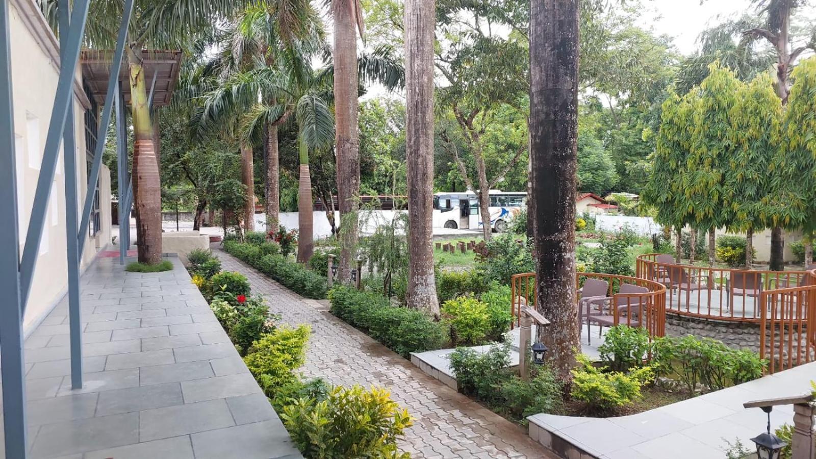 Royal Tiger Luxury Resort 4 Star Sauraha Exterior foto