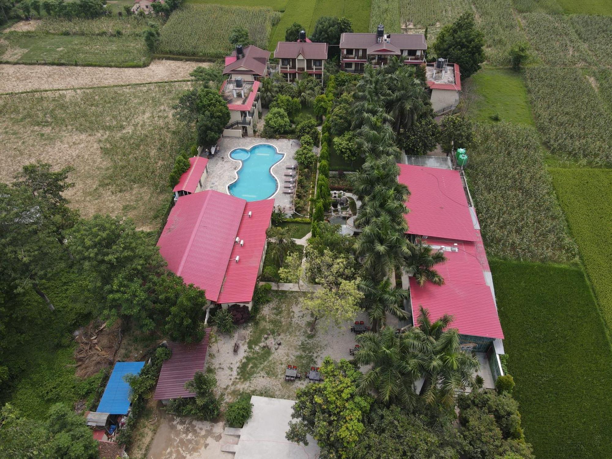 Royal Tiger Luxury Resort 4 Star Sauraha Exterior foto